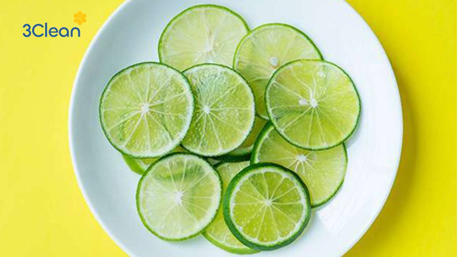 Xem ngay 5 cách làm sạch nồi cơm điện bị cháy đơn giản, sạch sẽ Sử dụng lát chanh và nước ấm để làm mềm lớp cơm cháy, khử mùi khét.