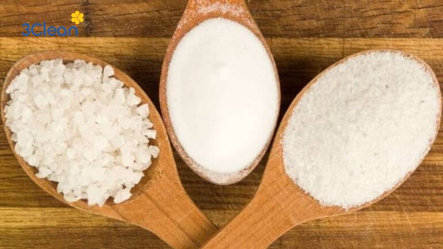 Xem ngay 5 cách làm sạch nồi cơm điện bị cháy đơn giản, sạch sẽ Sử dụng muối rắc lên đáy nồi và ngâm nước để làm bong lớp cơm cháy.