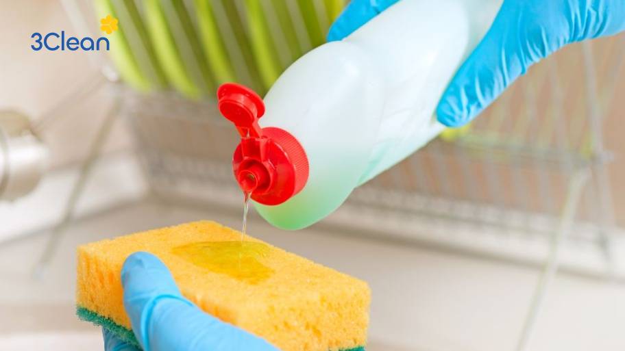 Xem ngay 5 cách làm sạch nồi cơm điện bị cháy đơn giản, sạch sẽ Ngâm nồi với dung dịch nước rửa chén ấm để làm mềm và tách lớp cơm cháy.