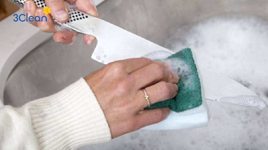 Dùng nước rửa chén dịu nhẹ để làm sạch dao an toàn, giữ dao sáng bóng và bền đẹp theo thời gian.