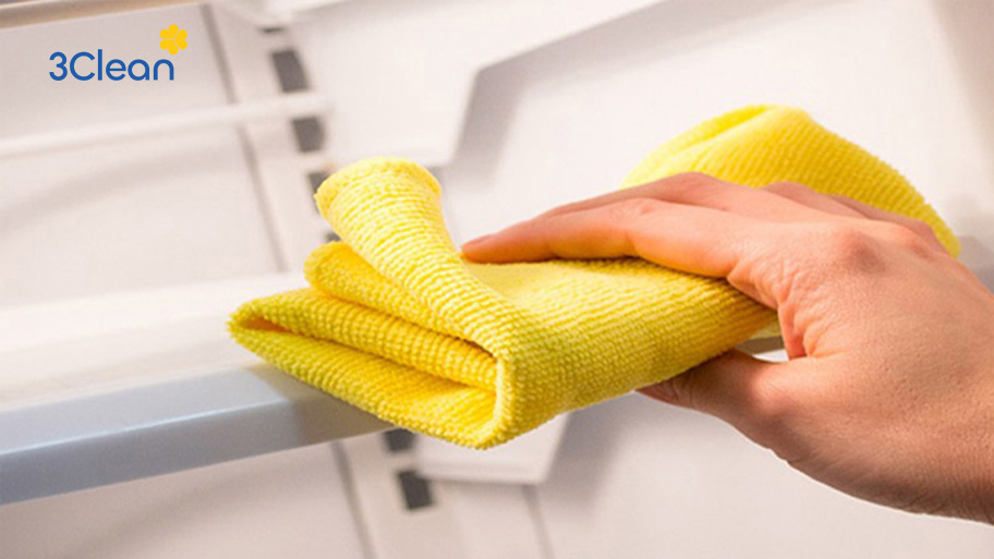 Lau chùi lại toàn bộ bên trong bên ngoài tủ lạnh bằng khăn mềm để tránh hơi ẩm