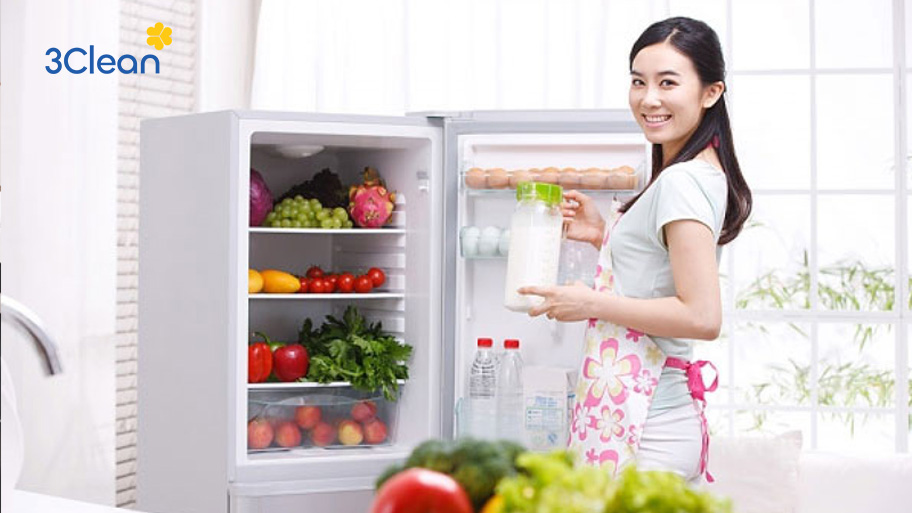 Lấy thực phẩm ra ngoài để dễ phân loại và vệ sinh tủ