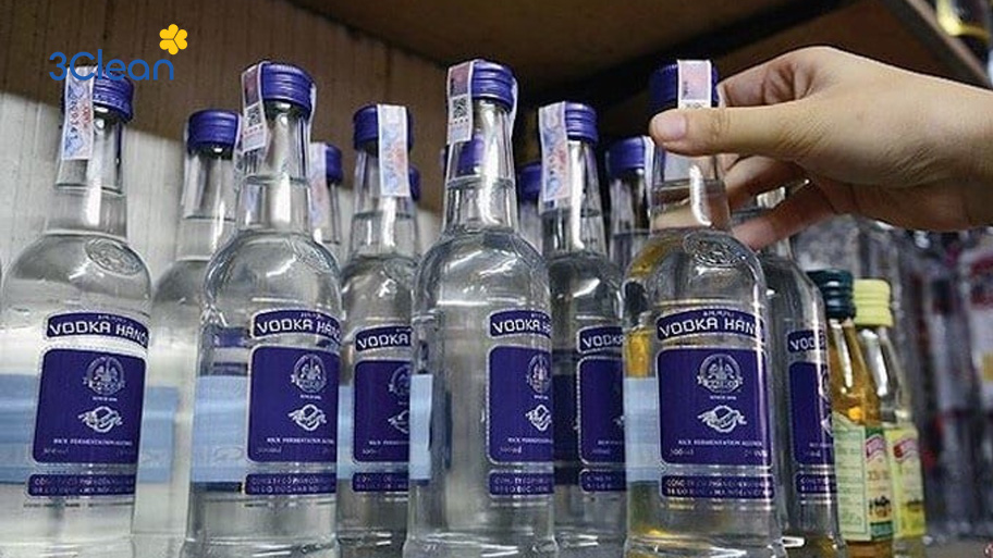 Rượu vodka có khả năng làm sạch tốt giúp loại bỏ các nấm mốc cứng đầu