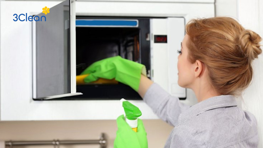 Nên ngắt điện lò vi sóng trước khi tiến hành dọn dẹp