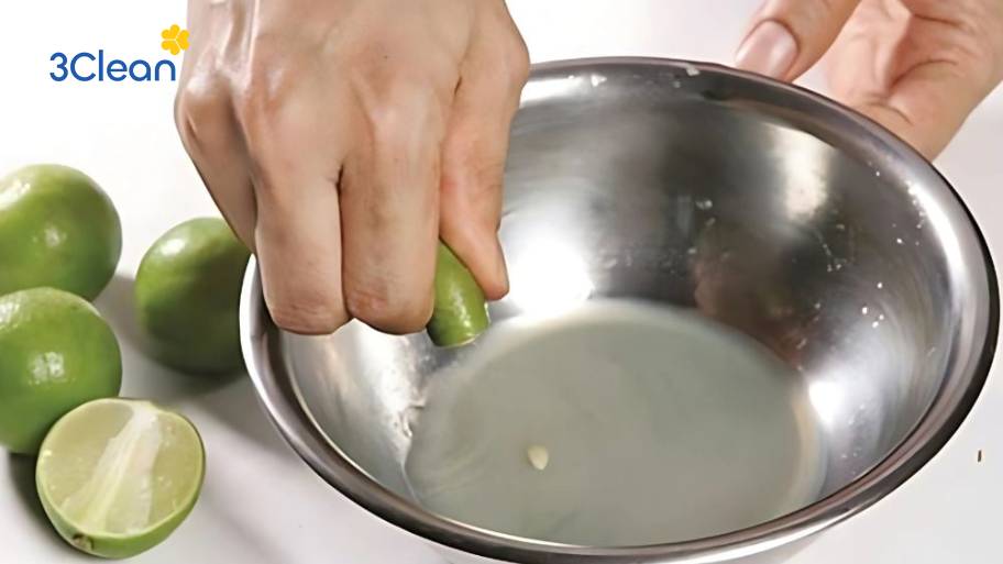 Lưu ngay 7 cách khử mùi nồi chiên không dầu nhanh chóng, hiệu quả Dùng nước cốt chanh tươi giúp làm sạch hiệu quả, đánh bay mùi hôi và khử khuẩn tự nhiên.