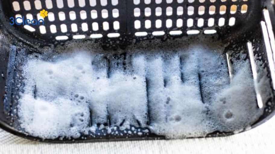 Phết hỗn hợp lên vết bẩn trên nồi chiên không dàua