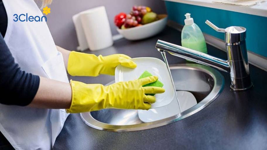 Vệ sinh dụng cụ ăn uống sao cho sạch sẽ và đúng chuẩn? Rửa chén đĩa bằng nước nóng kết hợp chất tẩy rửa nhẹ giúp diệt khuẩn, làm sạch dầu mỡ.