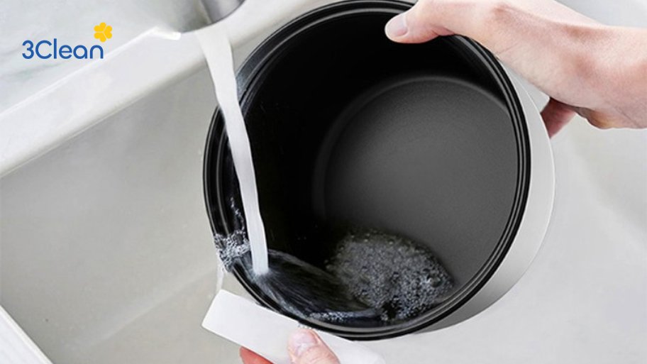 Việc rửa nồi cơm điện bằng nước có sao không?