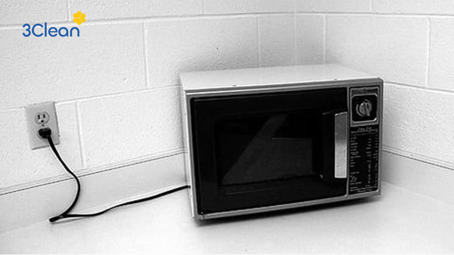 Cách vệ sinh lò vi sóng bằng chanh đơn giản tại nhà Rút điện lò vi sóng trước khi dọn dẹp