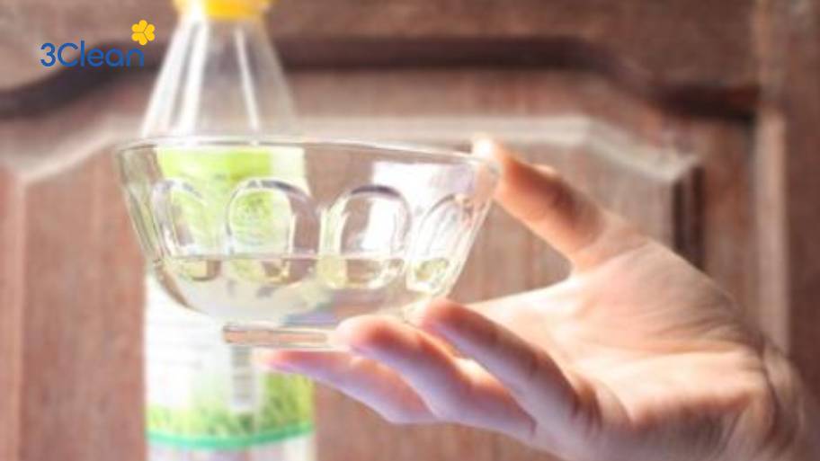 Dùng giấm trắng ngâm hoặc lau dao bị gỉ sét giúp khử gỉ hiệu quả và khôi phục độ sáng bóng an toàn cho dao.