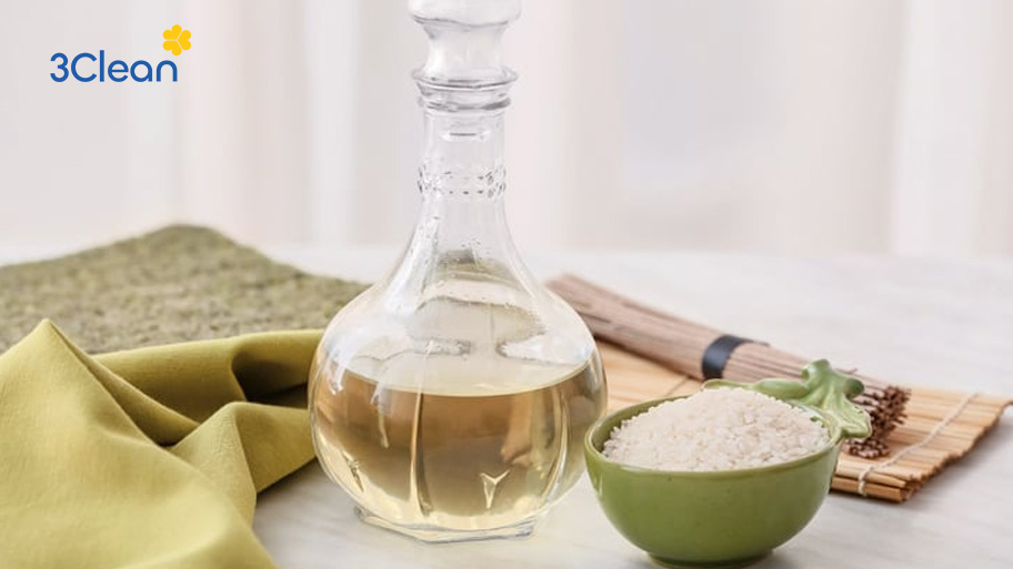 Giấm trắng giúp vệ sinh lò và khử mùi tốt