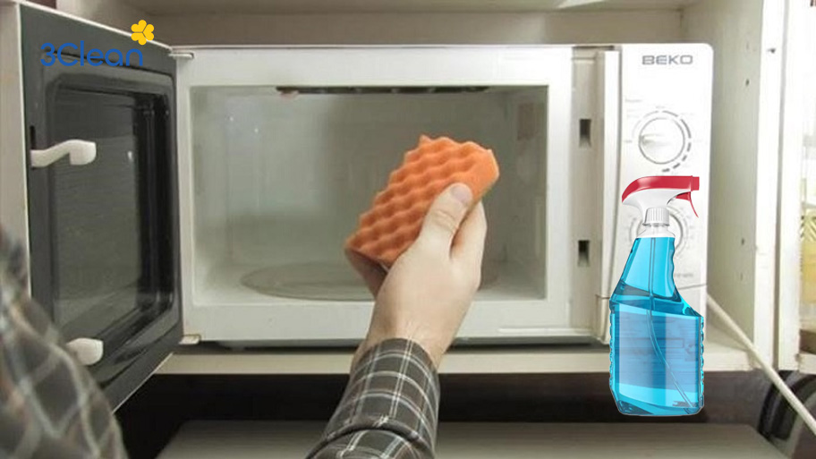Nước lau kính giúp loại bỏ vết bẩn trong lò vi sóng dễ dàng