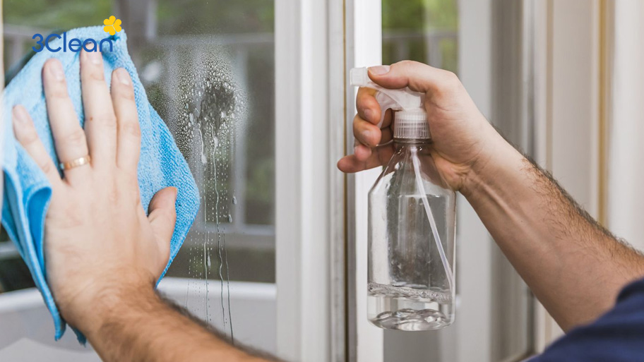 Lưu ngay 7 cách làm sạch dầu mỡ bám lâu ngày nhanh chóng, sạch sẽ Nước lau kính có khả năng chùi vết dầu mỡ trên bề mặt bếp