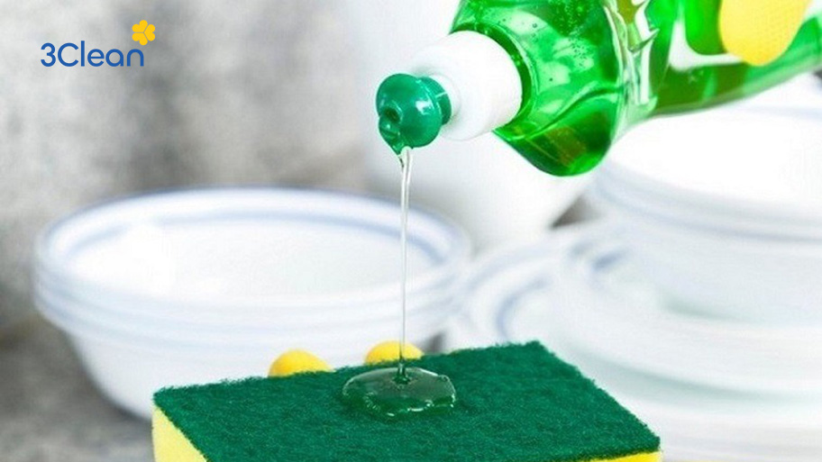 Lưu ngay 7 cách làm sạch dầu mỡ bám lâu ngày nhanh chóng, sạch sẽ Nước rửa bát có khả năng hòa tan chất bẩn giúp làm sạch tốt