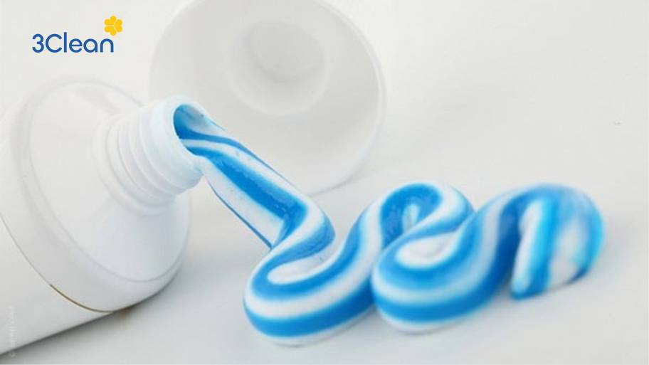 Hướng dẫn cách vệ sinh ly nhựa hiệu quả, sạch như mới Sử dụng kem đánh răng sẽ mang lại vẻ ngoài sáng bóng cho ly nhựa.