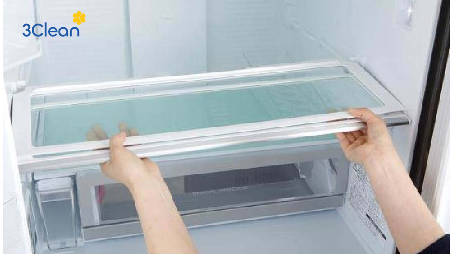 Tháo rời các khay và ngăn tủ để vệ sinh kỹ càng hơn