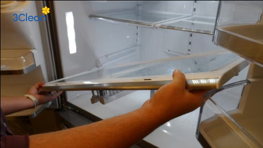 Gỡ xuống các khay và ngăn tủ lạnh để dễ dàng vệ sinh
