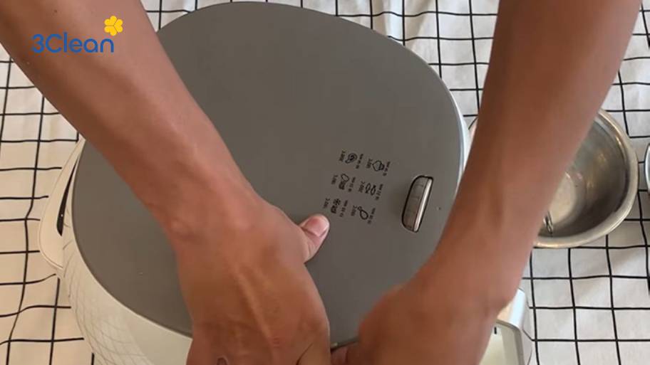 4 Cách tháo nồi chiên không dầu để vệ sinh đơn giản, đúng cách Hướng dẫn cách tháo khay hứng dầu, vỉ chiên và giỏ chiên trong nồi chiên không dầu để vệ sinh đúng cách, giúp làm sạch dầu mỡ dễ dàng, giữ nồi bền đẹp và hoạt động hiệu quả.