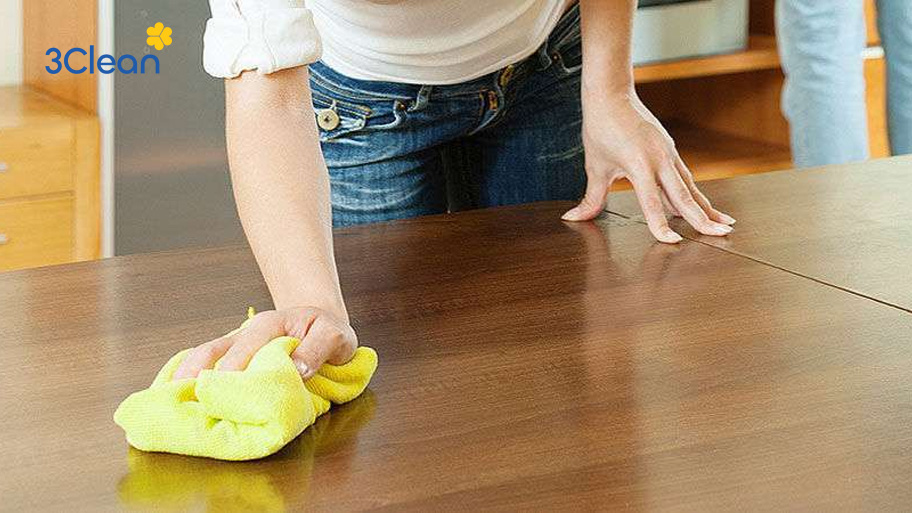 Lau chùi giúp loại bỏ bụi và hạn chế sự phát triển của nấm mốc