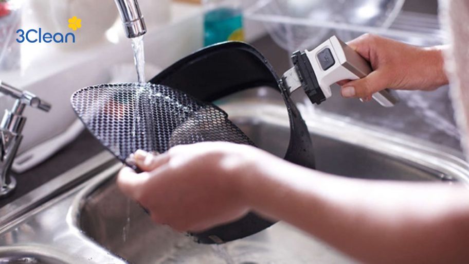 Tiến hành vệ sinh vỉ nướng của nồi chiên không dầu