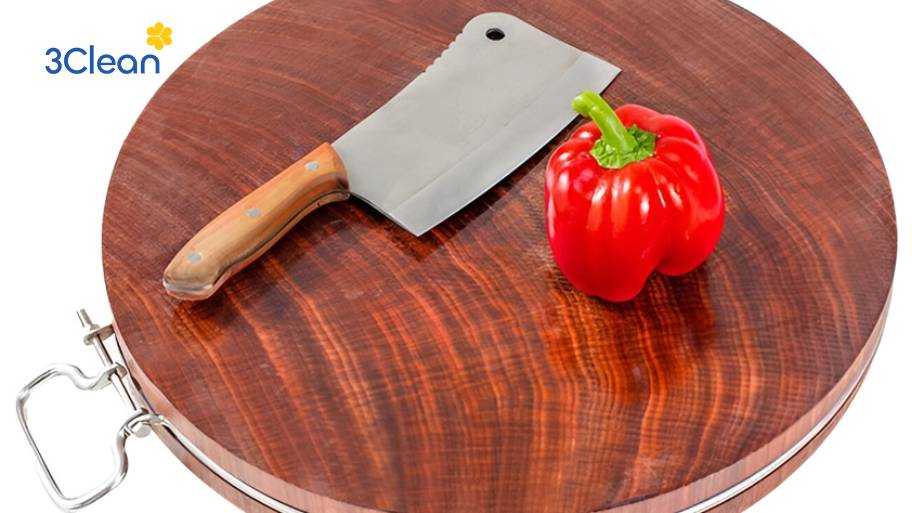 Việc băm chặt mạnh trên thớt gỗ có thể gây hỏng thớt, tạo rãnh sâu tích tụ vi khuẩn. 