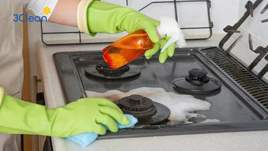 Tìm hiểu ngay 8 cách vệ sinh bếp ga sạch nhanh chóng, an toàn Vệ sinh bếp ga bằng dung dịch tẩy rửa giúp loại bỏ dầu mỡ, giữ bếp luôn sạch bóng và an toàn