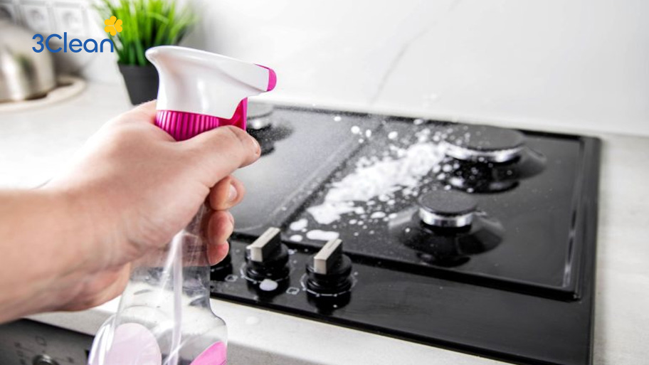 Tìm hiểu ngay 8 cách vệ sinh bếp ga sạch nhanh chóng, an toàn Vệ sinh bếp gas dính dầu mỡ bằng dung dịch tẩy rửa giúp loại bỏ vết bẩn cứng đầu và khử mùi hiệu quả