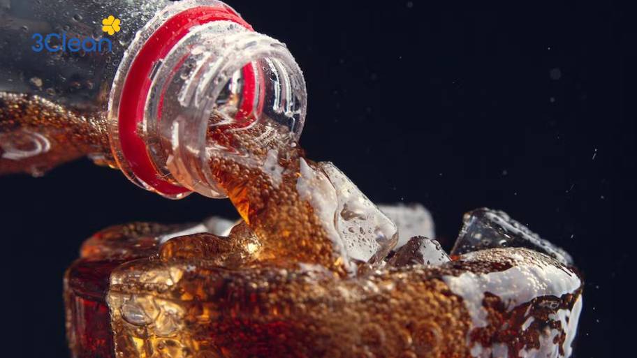 Dùng Coca Cola vệ sinh vòi rửa bát giúp loại bỏ gỉ sét, cặn bẩn và làm vòi sáng bóng như mới.