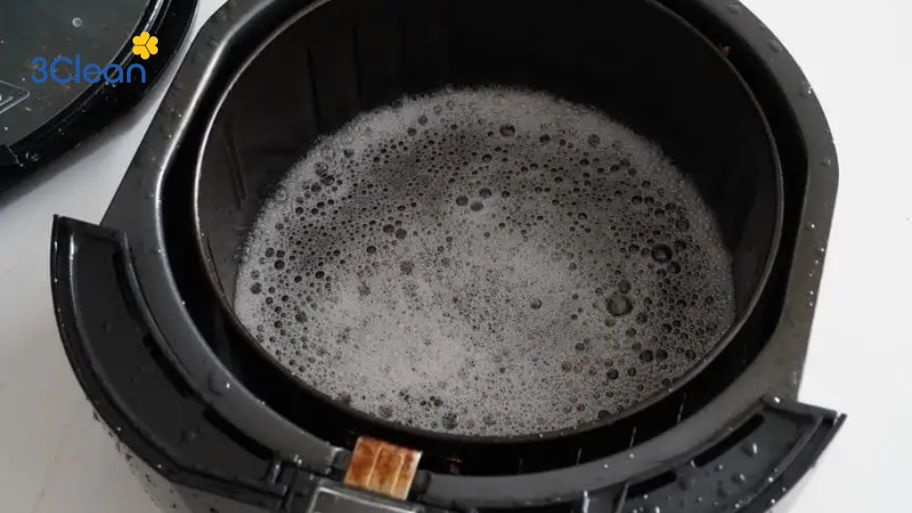 Vệ sinh khay nướng của nồi chiên không dầu