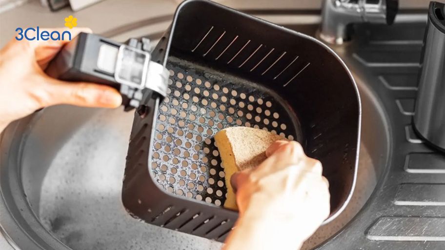 Bỏ túi 6 cách vệ sinh nồi chiên không dầu đơn giản, đúng cách Tiến hành vệ sinh khay và rá chiên của nồi chiên không dầu