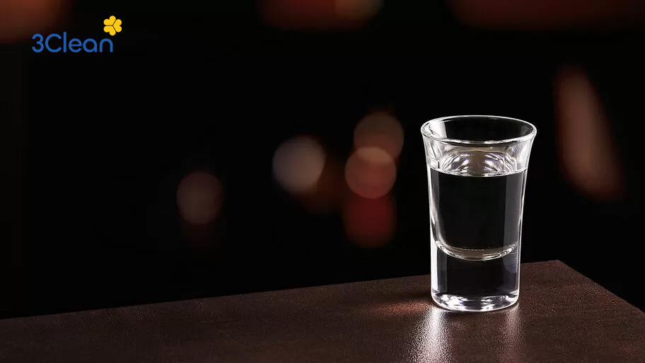 Rượu không chỉ là chất khử trùng mà còn giúp làm sạch vết bẩn trong lò vi sóng