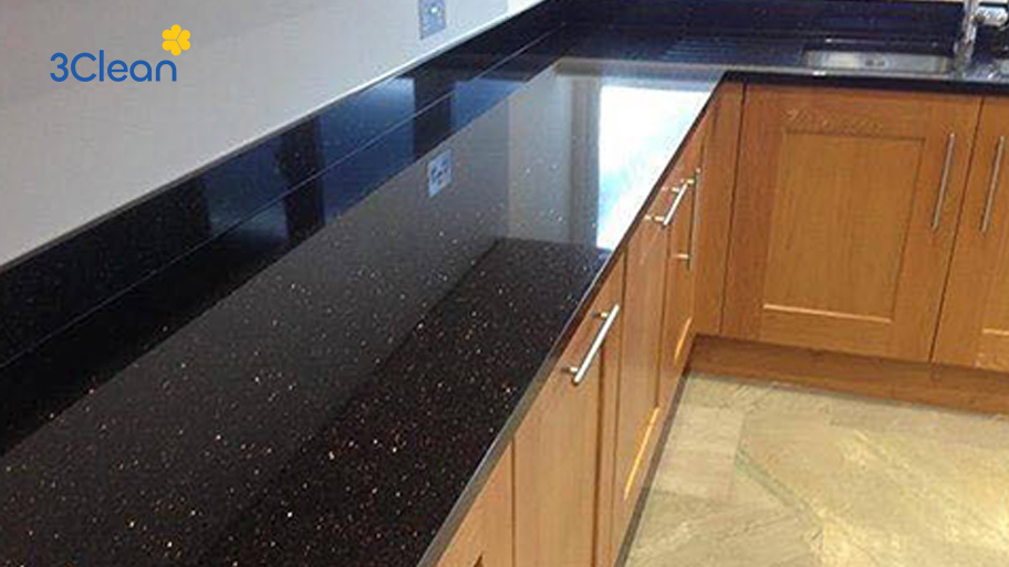 Tiết lộ 9 mẹo vệ sinh nhà bếp sạch bóng, gọn gàng Mặt bàn bếp thường xuyên tiếp xúc với nhiều thực phẩm sống, chín dễ gây tích tụ vi khuẩn