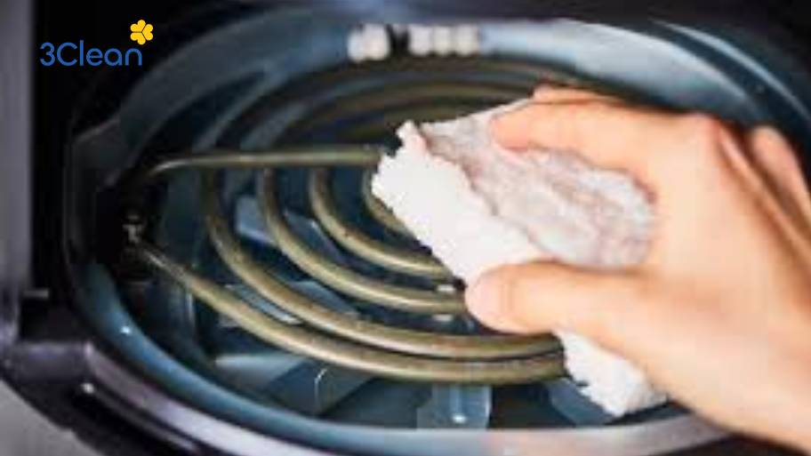 4 Cách tháo nồi chiên không dầu để vệ sinh đơn giản, đúng cách Vệ sinh mayso và thanh đốt của nồi chiên không dầu bằng khăn mềm, nhẹ nhàng lau sạch bụi bẩn và dầu mỡ, giúp thiết bị tỏa nhiệt ổn định, hoạt động hiệu quả và bền lâu.