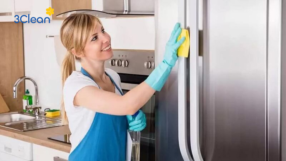 Vệ sinh ngoài tủ lạnh để tủ luôn sạch sẽ và sáng bóng