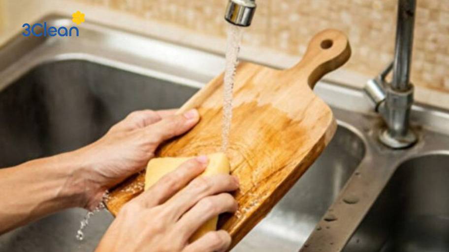 Rửa sạch thớt gỗ ngay sau khi sử dụng giúp ngăn ngừa vi khuẩn tích tụ và kéo dài tuổi thọ của thớt.