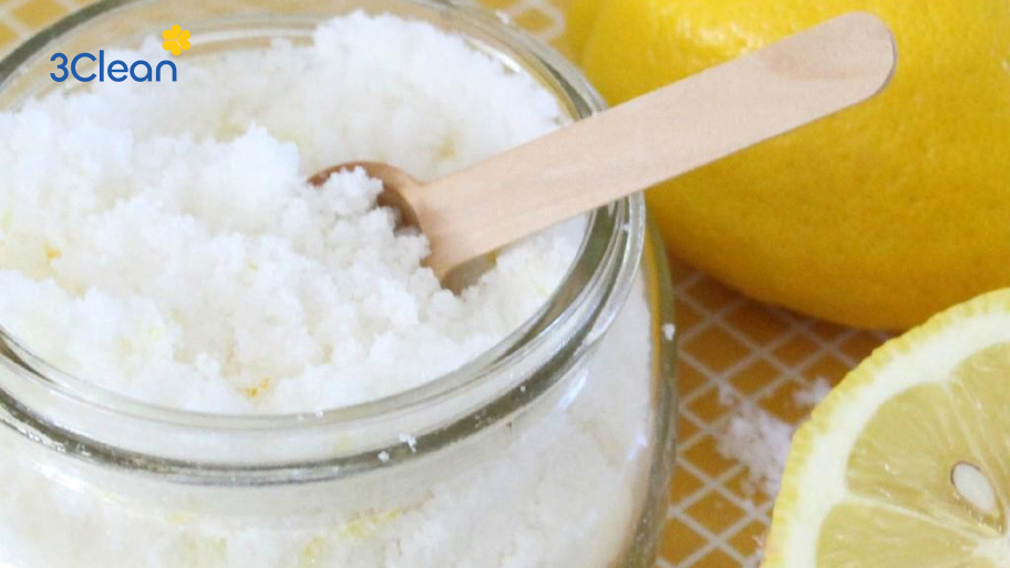 Rắc muối trực tiếp lên chanh để tăng khả năng làm sạch tủ lạnh