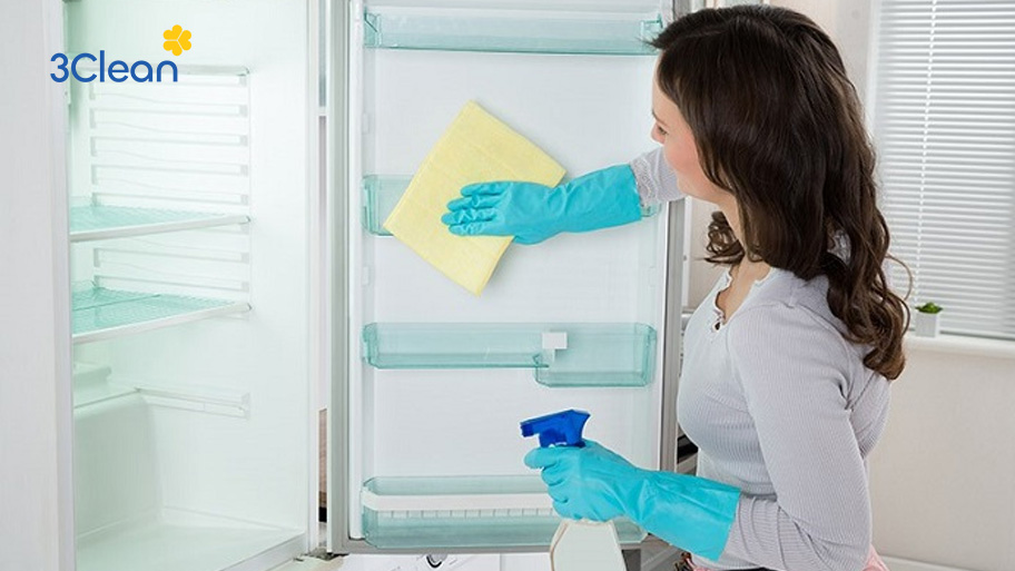 Tiết lộ 9 mẹo vệ sinh nhà bếp sạch bóng, gọn gàng Để ngăn ngừa mùi hôi và vi khuẩn thì nên vệ sinh tủ lạnh thường xuyên