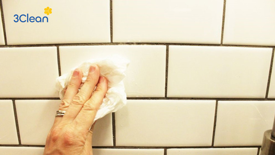 Tiết lộ 9 mẹo vệ sinh nhà bếp sạch bóng, gọn gàng Tường nhà bếp là nơi thức ăn và dầu mỡ văng vào