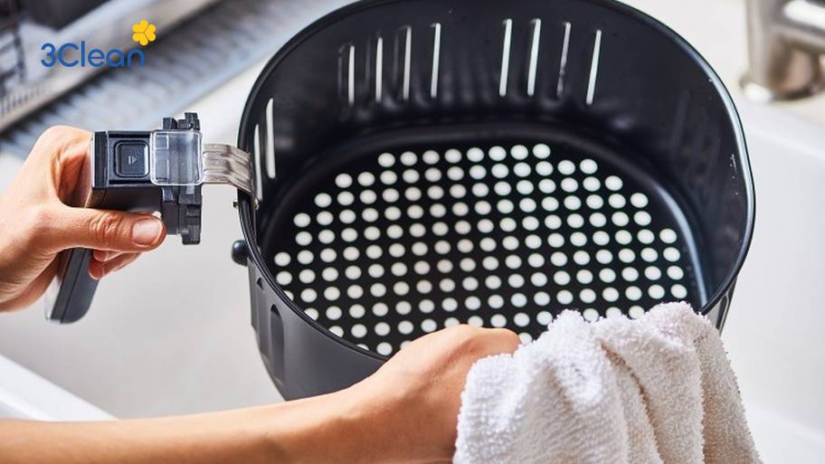 4 Cách tháo nồi chiên không dầu để vệ sinh đơn giản, đúng cách Vệ sinh vỉ chiên và khay hứng dầu của nồi chiên không dầu bằng nước ấm và bàn chải mềm, giúp loại bỏ dầu mỡ bám dính, giữ nồi sạch sẽ và đảm bảo thực phẩm luôn thơm ngon.