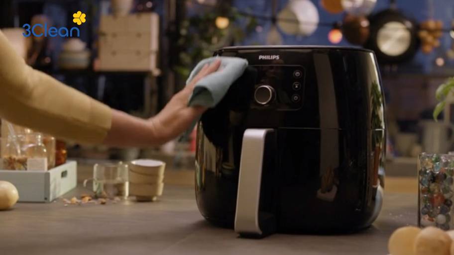 4 Cách tháo nồi chiên không dầu để vệ sinh đơn giản, đúng cách Vệ sinh nắp nồi và vỏ nồi của nồi chiên không dầu sau khi vệ sinh, lau sạch dầu mỡ và bụi bẩn bằng khăn mềm, giúp bề mặt nồi sáng bóng, sạch đẹp và bền lâu.