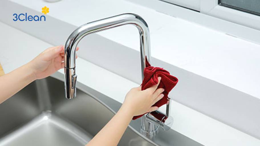 Vệ sinh vòi rửa bát bằng nước tẩy rửa chuyên dụng giúp làm sạch sâu và giữ vòi sáng bóng lâu dài.