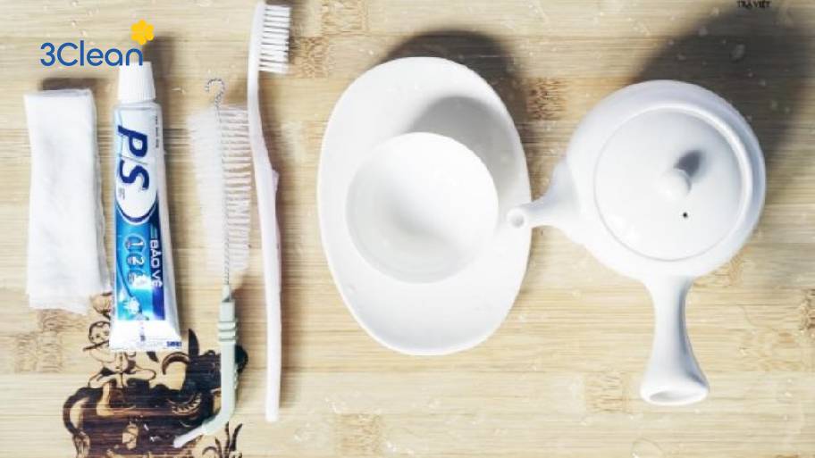 Vệ sinh dụng cụ ăn uống sao cho sạch sẽ và đúng chuẩn? Dùng chanh và muối hoặc kem đánh răng chà nhẹ giúp trả lại độ sáng bóng và sạch đẹp như mới.