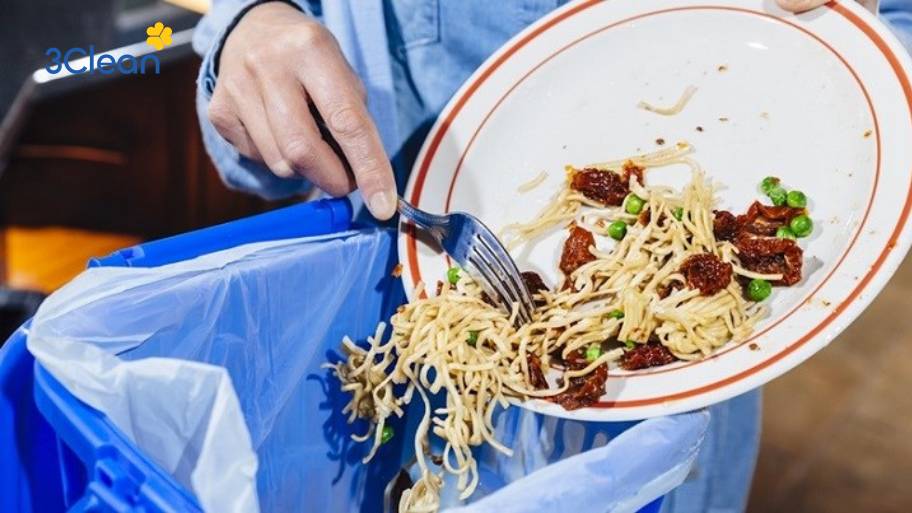 Vệ sinh dụng cụ ăn uống sao cho sạch sẽ và đúng chuẩn? Đối với vết bẩn khó làm sạch, ngâm dụng cụ trong nước ấm pha giấm hoặc baking soda.