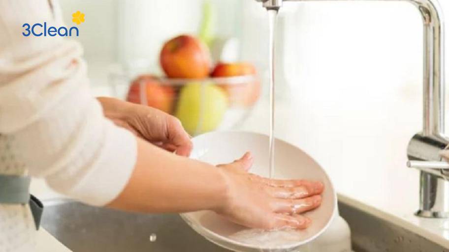 Vệ sinh dụng cụ ăn uống sao cho sạch sẽ và đúng chuẩn? Xả sạch chén đĩa bằng nước sạch sau khi rửa giúp loại bỏ hóa chất tẩy rửa, đảm bảo an toàn.