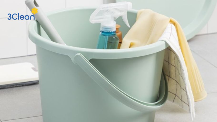 Xô đựng nước rất cần thiết khi dọn nhà