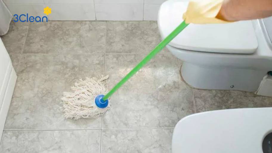 Kết hợp bột mì (bột gạo) và dầu ăn giúp tẩy sàn nhà vệ sinh ố vàng hiệu quả, an toàn cho da tay.