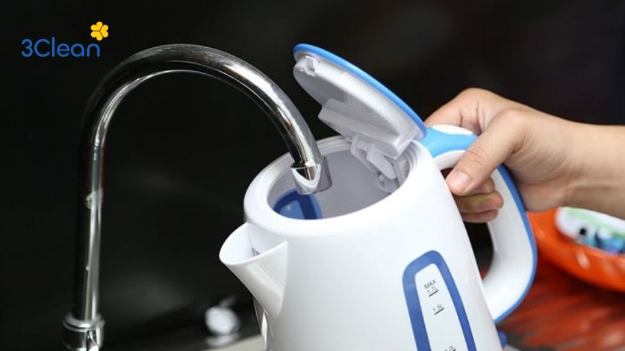 Bước 1: Chuẩn bị dung dịch tẩy cặn canxi cho ấm siêu tốc