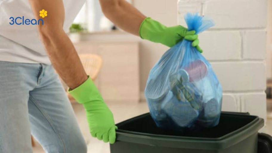Hướng dẫn cách vệ sinh thùng rác nhanh chóng, hiệu quả ngay tại nhà Bước 1: Dọn rác và túi rác cũ trong thùng rác