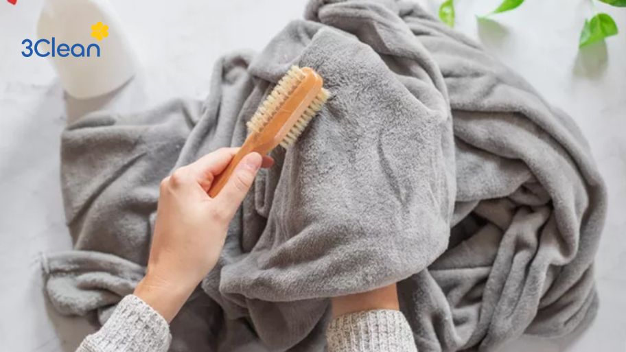 Bước 1: Loại bỏ vật bám trên chăn lông trước khi giặt