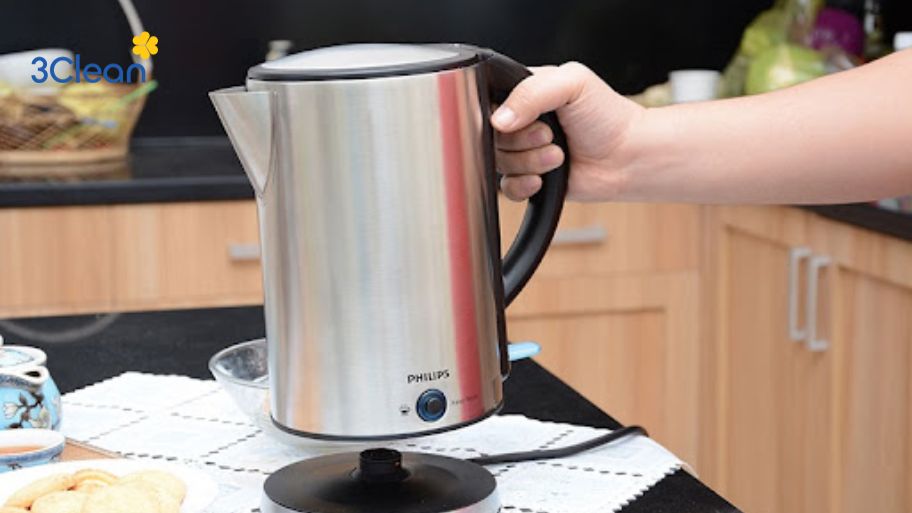 Bước 2: Đun sôi hỗn hợp trong ấm siêu tốc